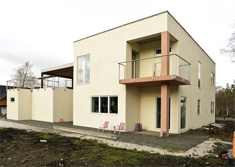 Se et murhus bli til i Fauske