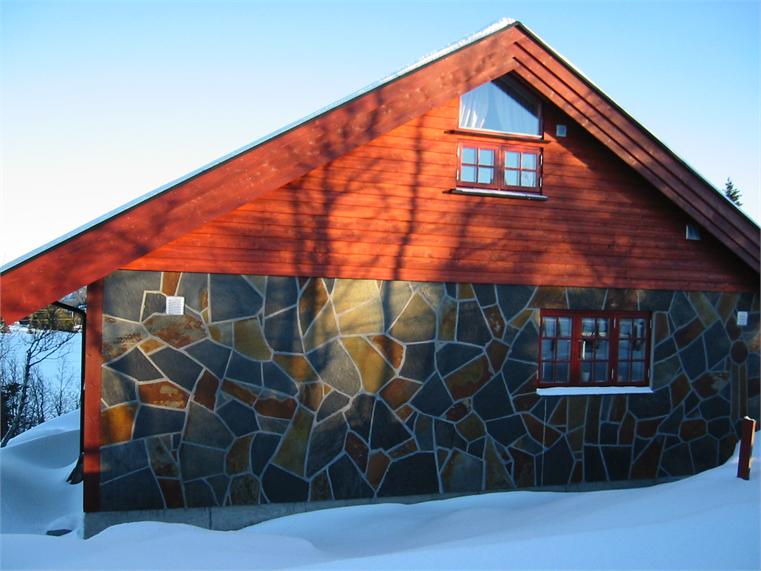 Hytte i mur  kledd med skifer